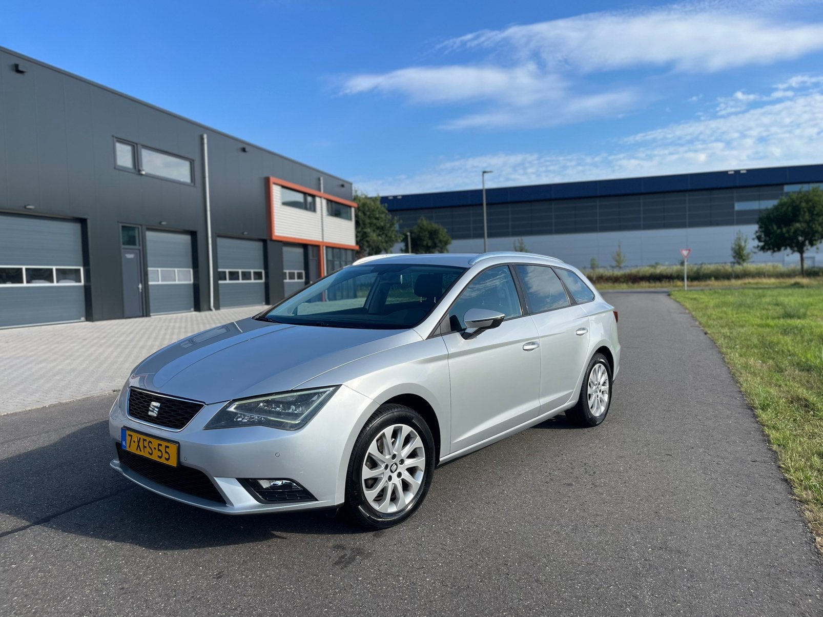 Seat Leon 1.2 TSI 110pk Dsg-7 2014 Grijs, Auto's, 4 cilinders, Leon, Origineel Nederlands, 630 kg