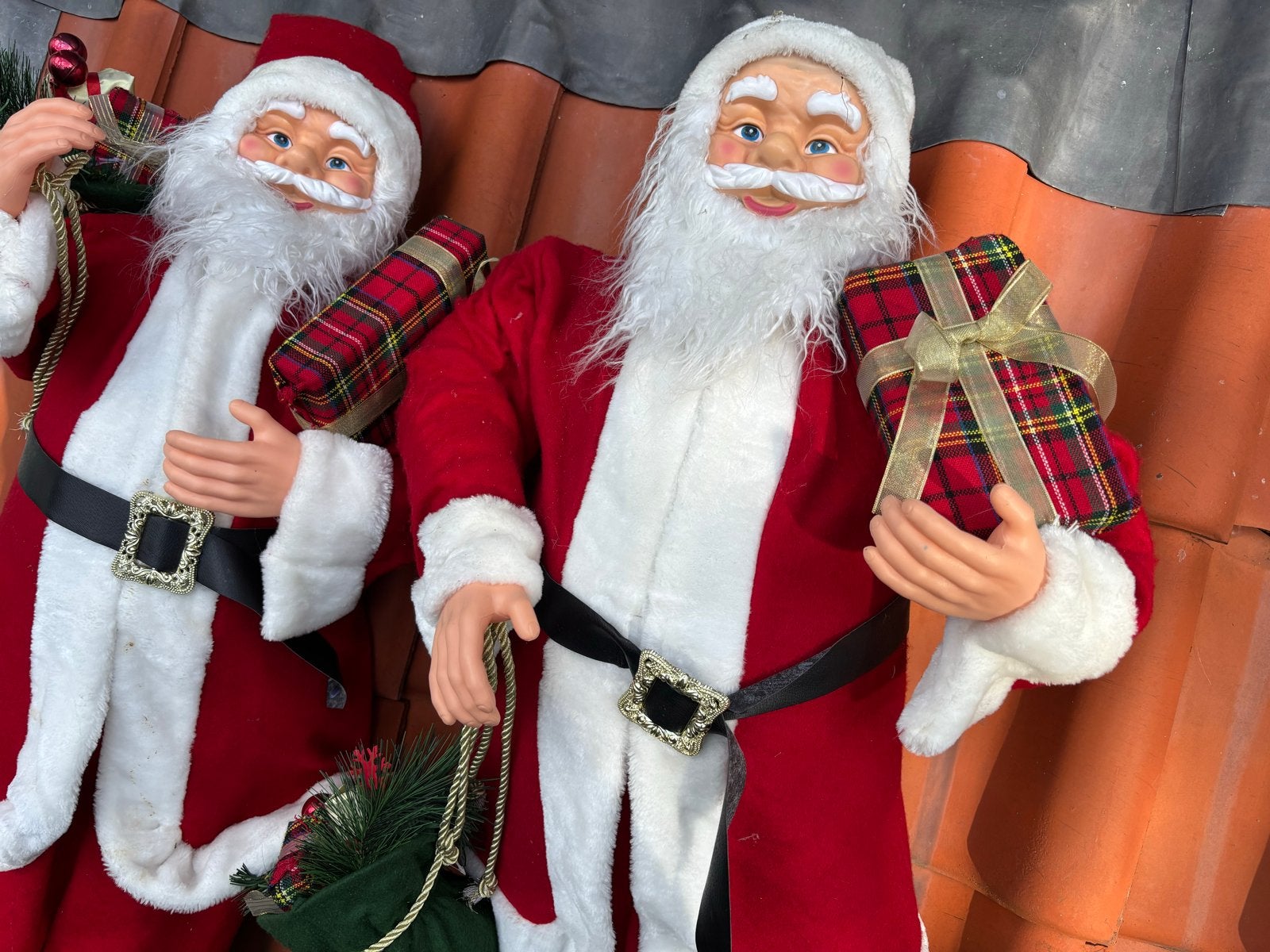 2 kerst mannetjes, Ophalen