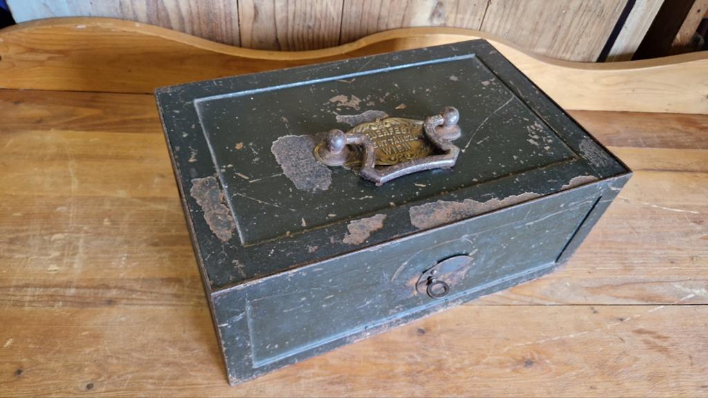 Antieke kluis strongbox, Antiek en Kunst, Antiek | Gereedschap en Instrumenten, Ophalen of Verzenden