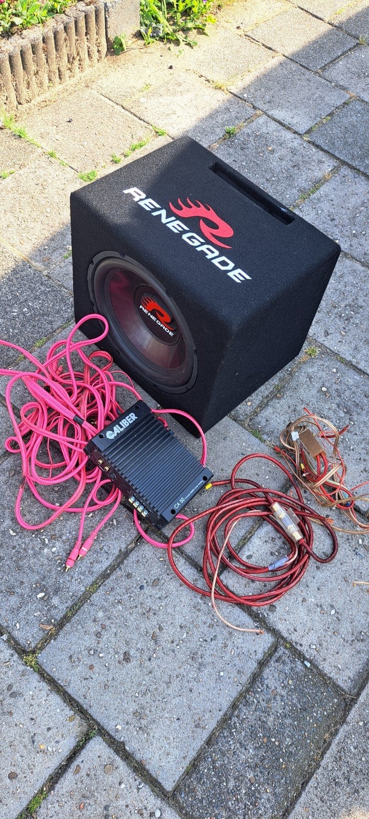 Renegade woofer + Caliber ca50 met toebehoren, Auto diversen, Ophalen of Verzenden