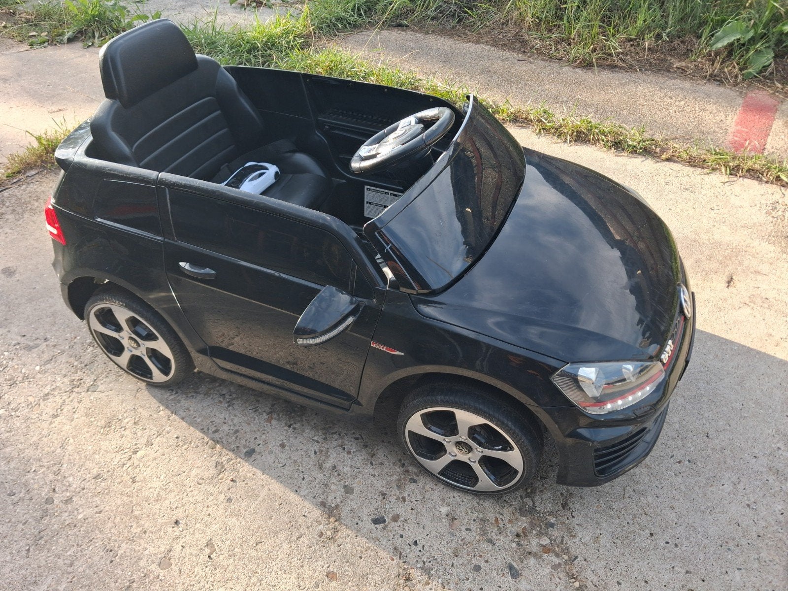 Elektrische VW GOLF GTI te koop voor kinderen!, Kinderen en Baby's, Speelgoed | Buiten | Accuvoertuigen, Ophalen, Gebruikt