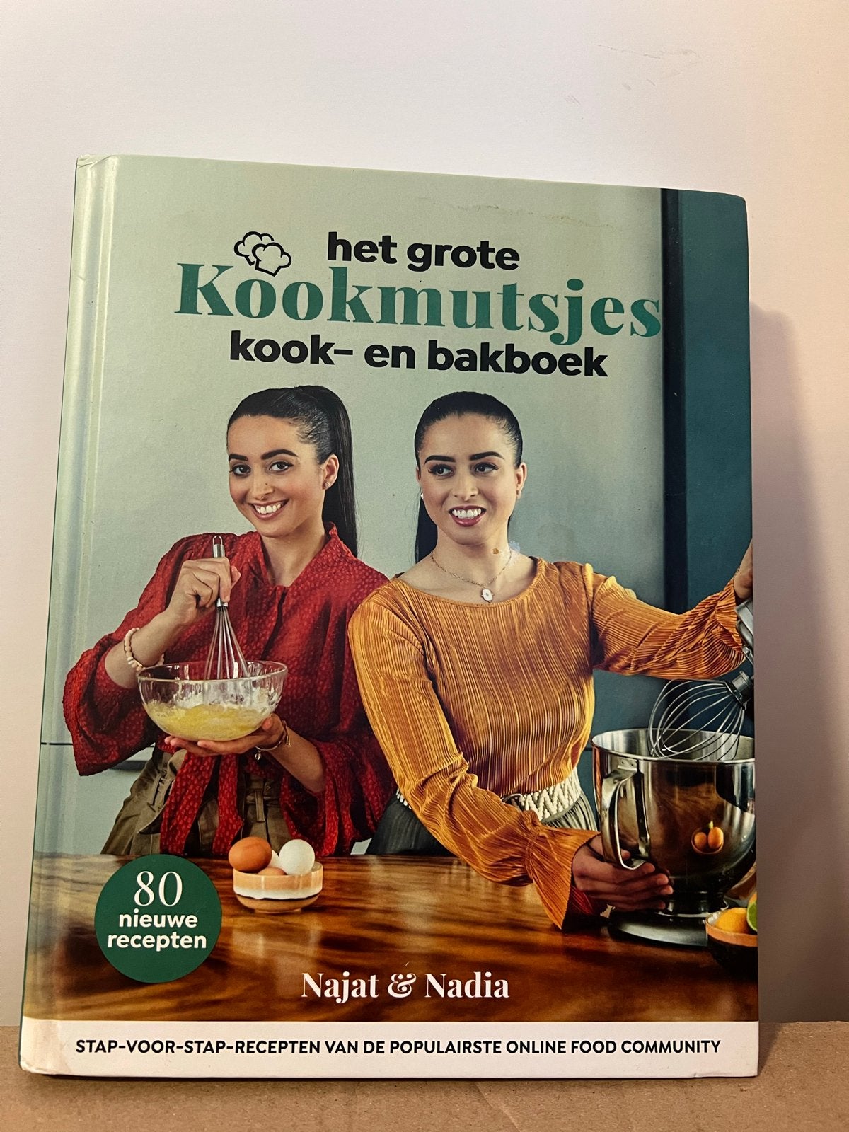 Het Grote Kookmutsjes Kook- en Bakboek - Najat & Nadia, Boeken, Ophalen of Verzenden, Zo goed als nieuw, Overige gebieden, Hoofdgerechten