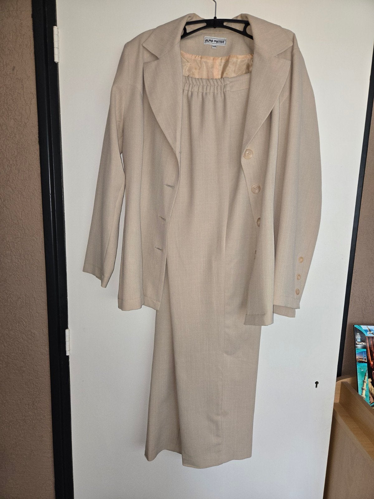 Nette beige dames pantalonpak maat 40, Kleding | Dames, Maat 38/40 (M), Alma Mater, Kostuum of Pak, Beige