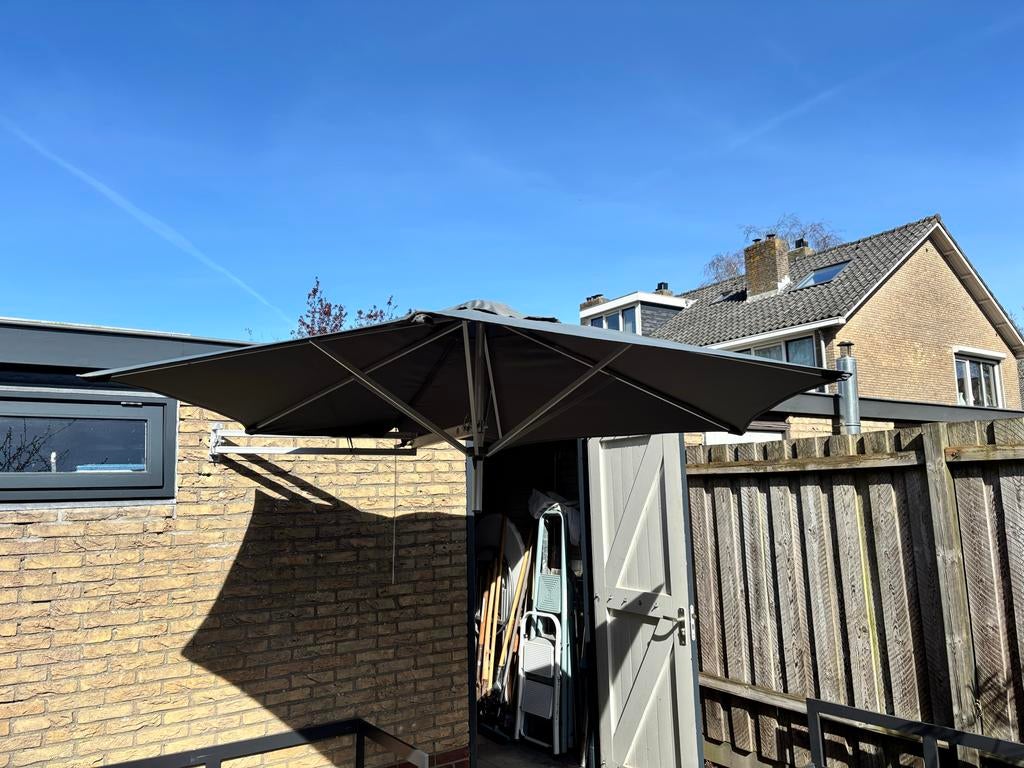 Easysol muurparasol grijs 250cm met beschermhoes, Tuin en Terras, Parasols, Ophalen, Muurparasol, Gebruikt, Kantelbaar