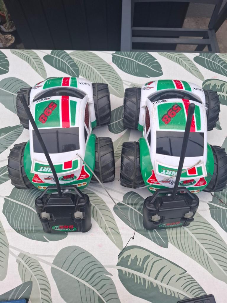 2x Nikko Vaporizr RC auto's met afstandsbediening en lader, Hobby en Vrije tijd, Modelbouw | Radiografisch | Auto's, Elektro, Gebruikt