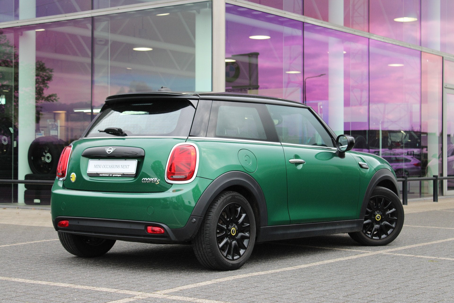MINI Electric Yours Classic / Sportstoelen / LED / Navigatie, Auto's, Dealer onderhouden, Met garantie (alle), 4 stoelen, Leder en Stof