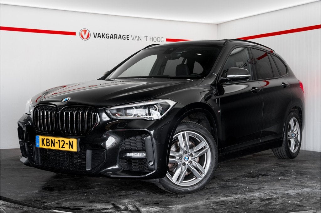 BMW X1 xDrive25e M-Sport Panoramadak Trekhaak (bj 2021), Auto's, 8 kWh, Stof, Gebruikt, Zwart