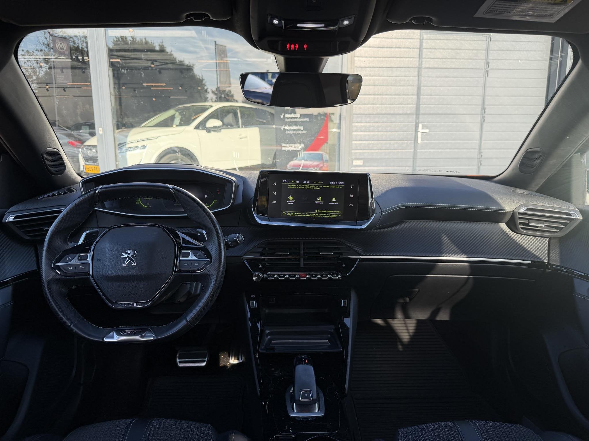 Peugeot 2008 1.2 PureTech GT-Line AUTOMAAT | NAVIGATIE | APP, Euro 6, Leder en Stof, 1180 kg, 3 cilinders