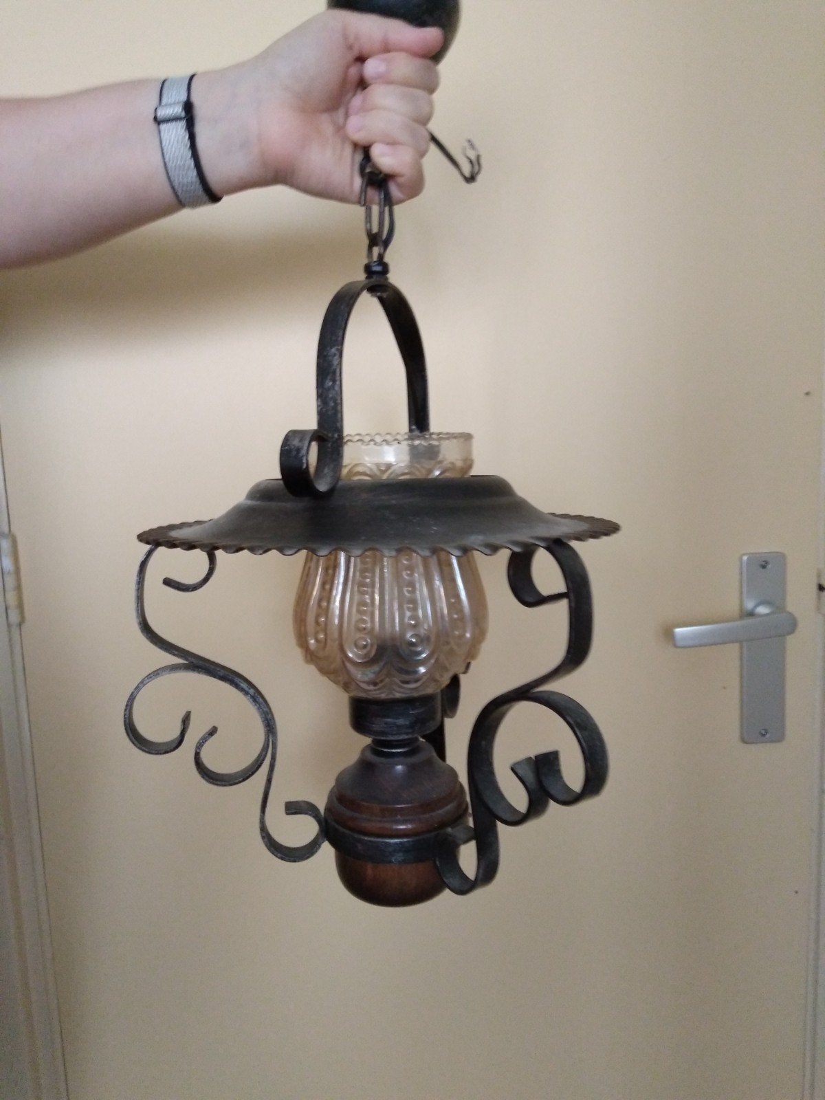 Smeedijzeren hanglamp met gekleurd glazen kelk, Ophalen, Gebruikt, Glas, Rustiek, Klassiek