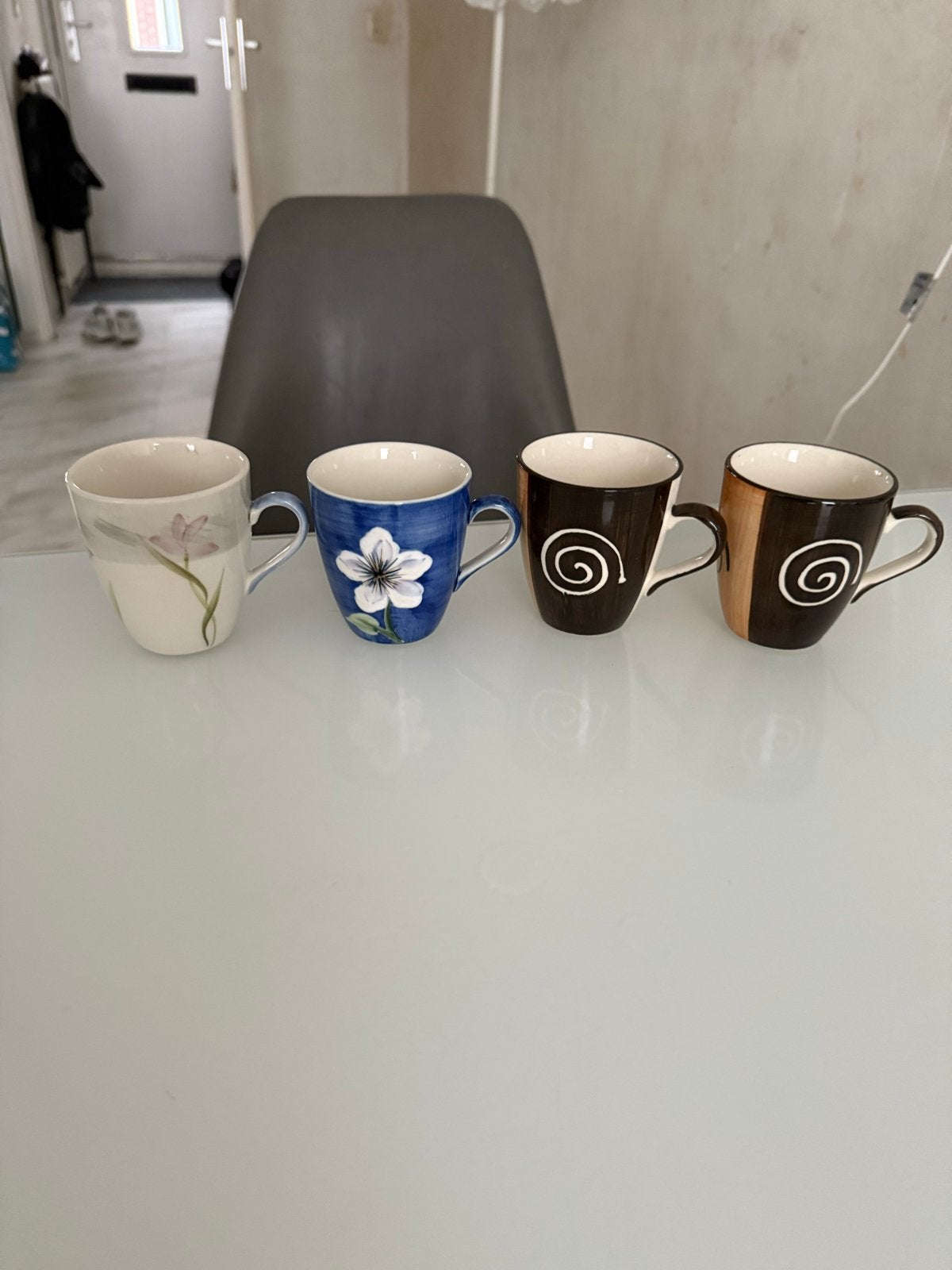 Set van 4 diverse mokken vic s, Overige merken, Keramiek, Zo goed als nieuw, Overige stijlen