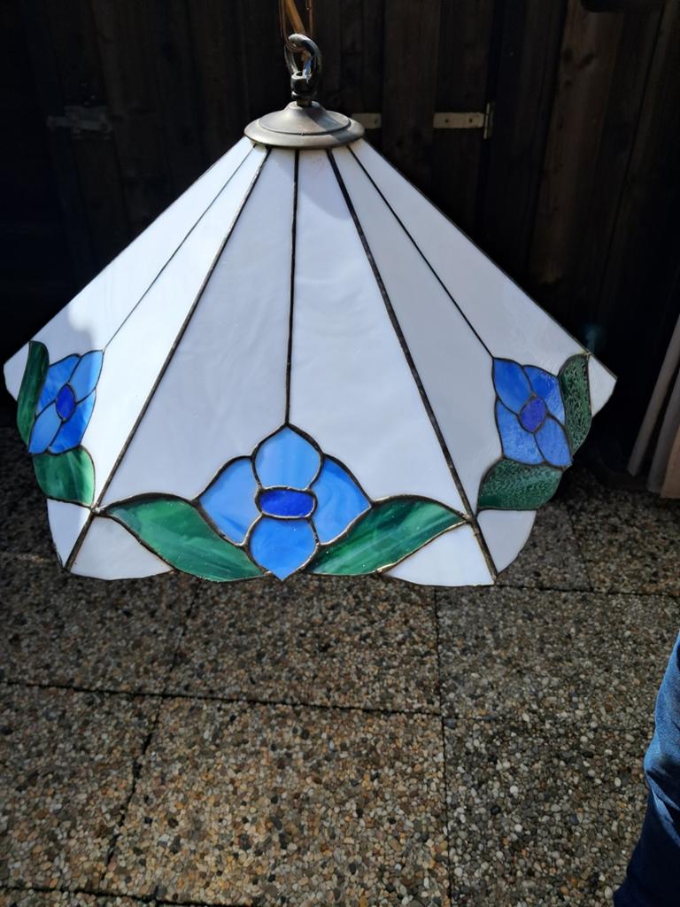 Prachtige Tiffany-stijl hanglamp met blauwe bloemen, Huis en Inrichting, Lampen | Hanglampen, Ophalen, Gebruikt, Tiffany-stijl, Klassiek, Art Nouveau