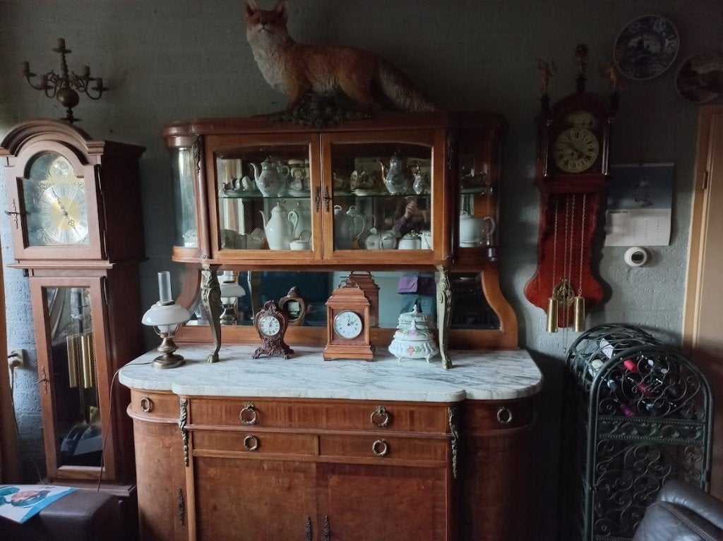 Antieke vitrine kast. met marmeren plaat en ornament., Gebruikt, Met deur(en), 150 tot 200 cm, Ophalen of Verzenden
