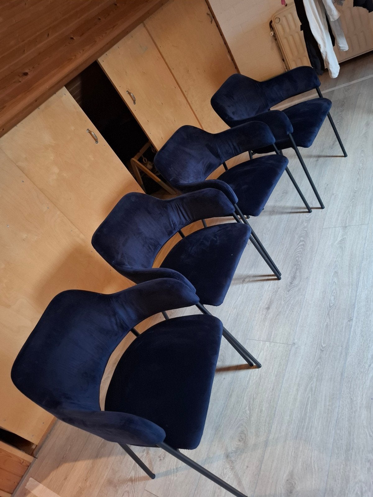Set van 4 donkerblauwe fluwelen eetkamerstoelen, Huis en Inrichting, Stoelen, Ophalen, Blauw, Modern, Luxe, Scandinavisch, Zo goed als nieuw