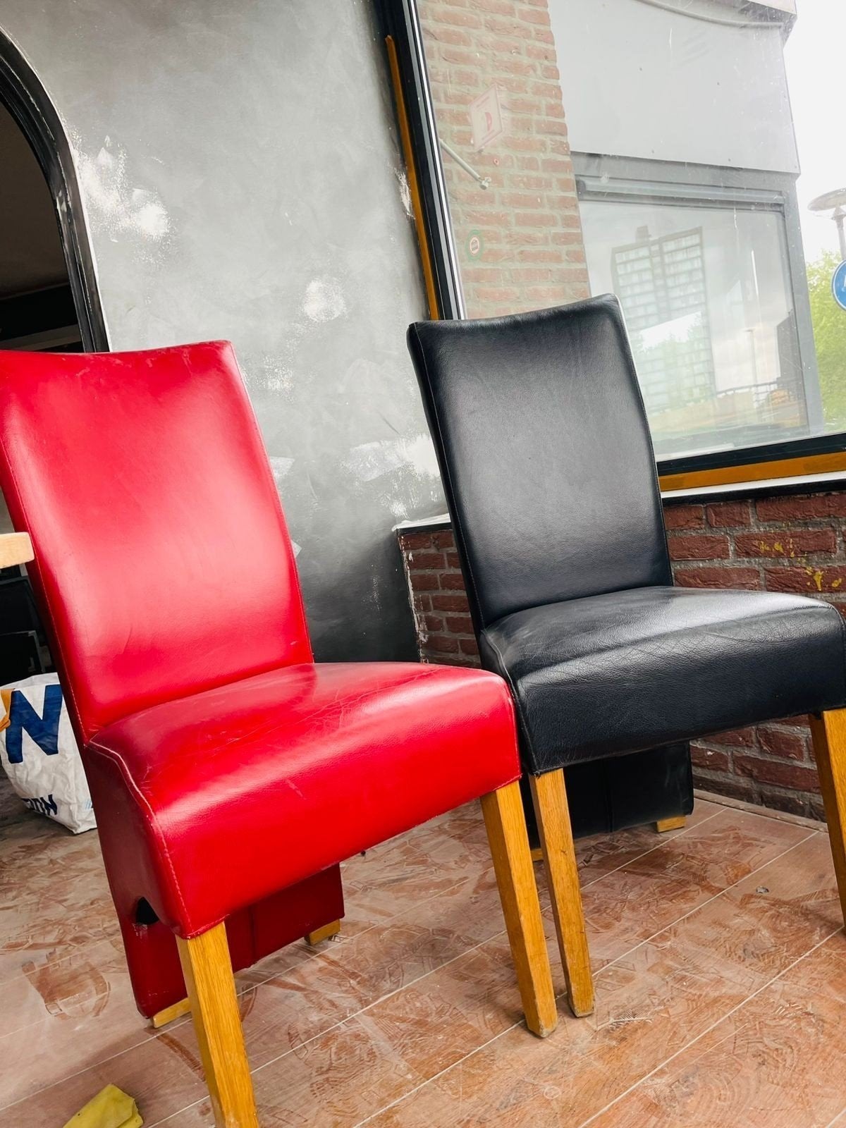 Gratis Elegante eetkamerstoelen: rood en zwart leer, Ophalen, Modern, Klassiek, Gebruikt, Overige kleuren