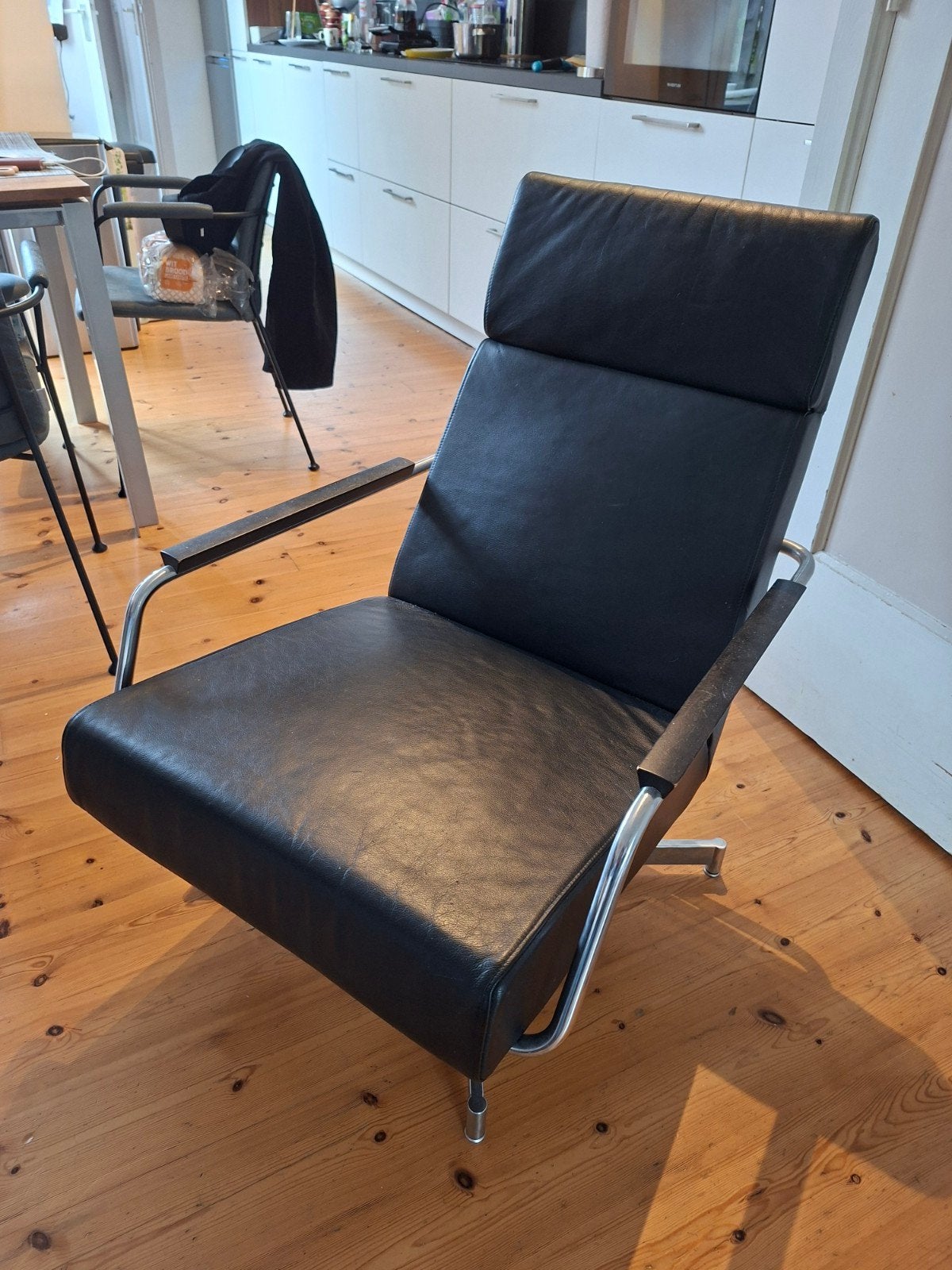 Harvink Draai Stoel in Zwart Leder, Gebruikt, 75 tot 100 cm, Ophalen of Verzenden, Modern