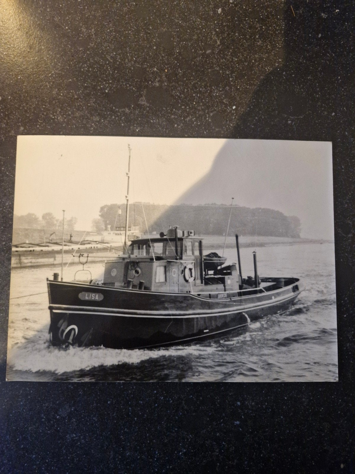 Zwart-wit foto van sleepboot 'LISA', Gebruikt, Foto, Ophalen of Verzenden, Voor 1940