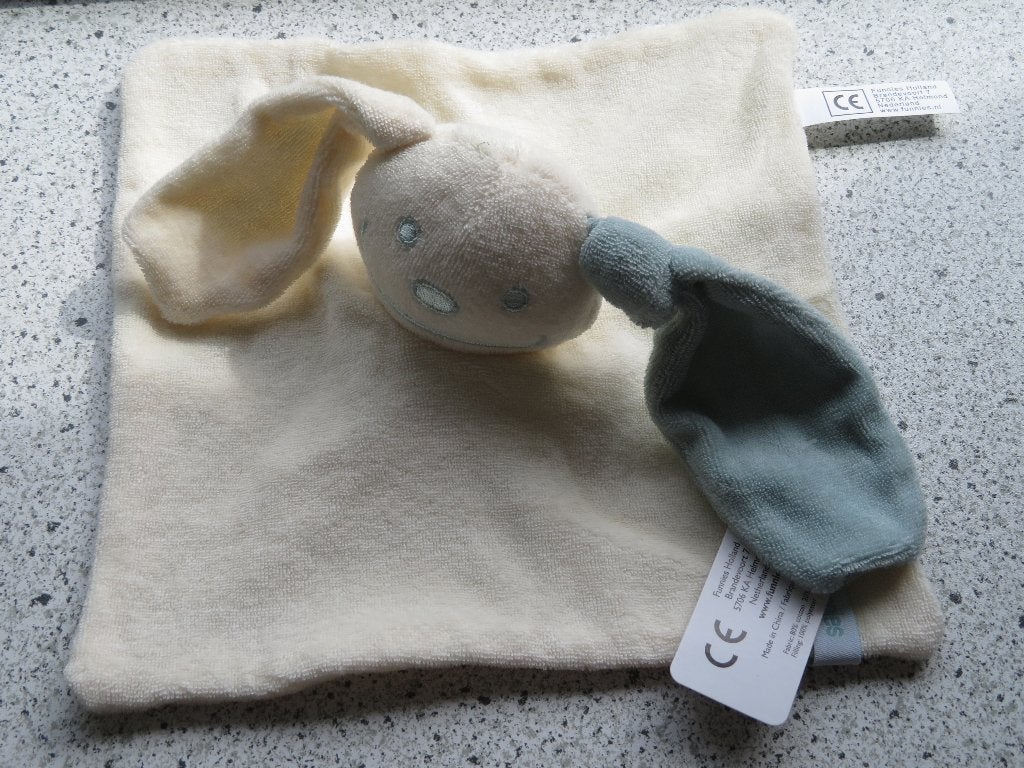Knuffeldoek konijn konijntje merk Funnies groen/grijs oor, Ophalen of Verzenden, Nieuw, Konijn, Wasbaar