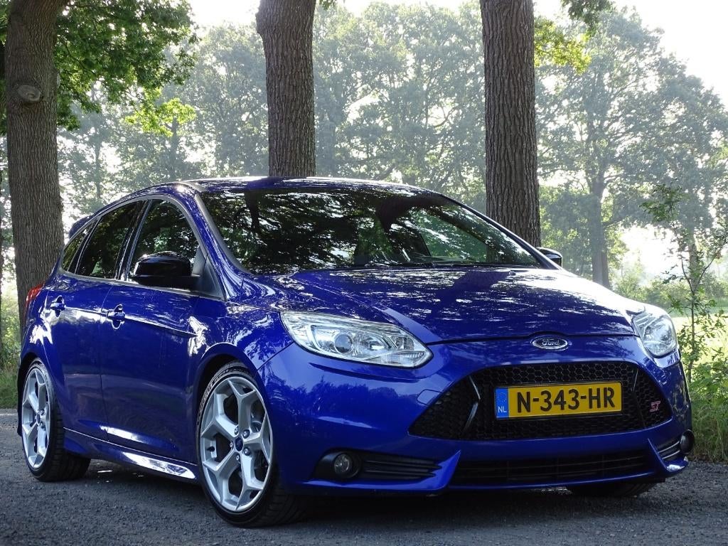 Ford Focus ST 250pk - RVS Sportuitlaat | KW Schroefset, Auto's, Stof, 4 cilinders, Blauw, 1337 kg