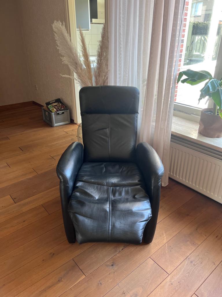 Comfortabele Relaxstoel met Uitklapbaar Voetendeel, Huis en Inrichting, Ophalen, Overige materialen, Gebruikt, Zwart