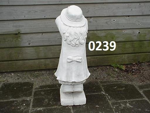 Meisje speelt verstoppertje.  nr 0239., Tuin en Terras, Tuinbeelden, Ophalen, Nieuw, Beton, Mensenbeeld