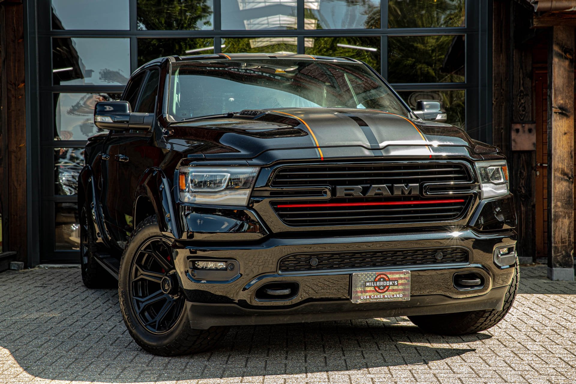 Dodge Ram 1500 5.7 V8 4x4 Crew Cab Laramie 1e eigenaar, Auto's, Automaat, Lichtsensor, Gebruikt, 5654 cc