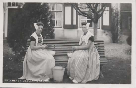 Zeeland Walcheren klederdracht bij een boerderij, Verzenden, 1940 tot 1960, Gelopen, Zeeland