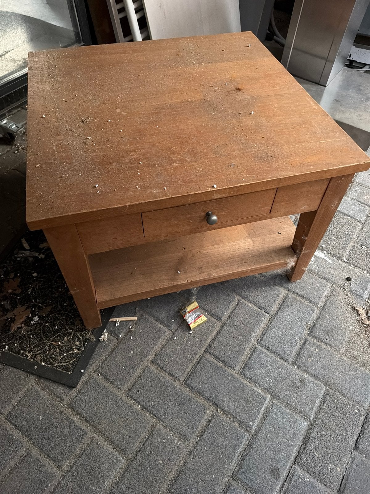 Gratis ophalen: Houten bijzettafel met lade en plank, Huis en Inrichting, Tafels | Eettafels, Ophalen, Minder dan 50 cm, Gebruikt