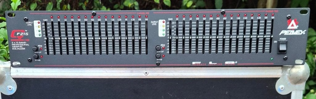 Peavey QF215 Dual 15-band Equalizer – Feedback-killer, Ophalen of Verzenden, Zo goed als nieuw, Equalizer