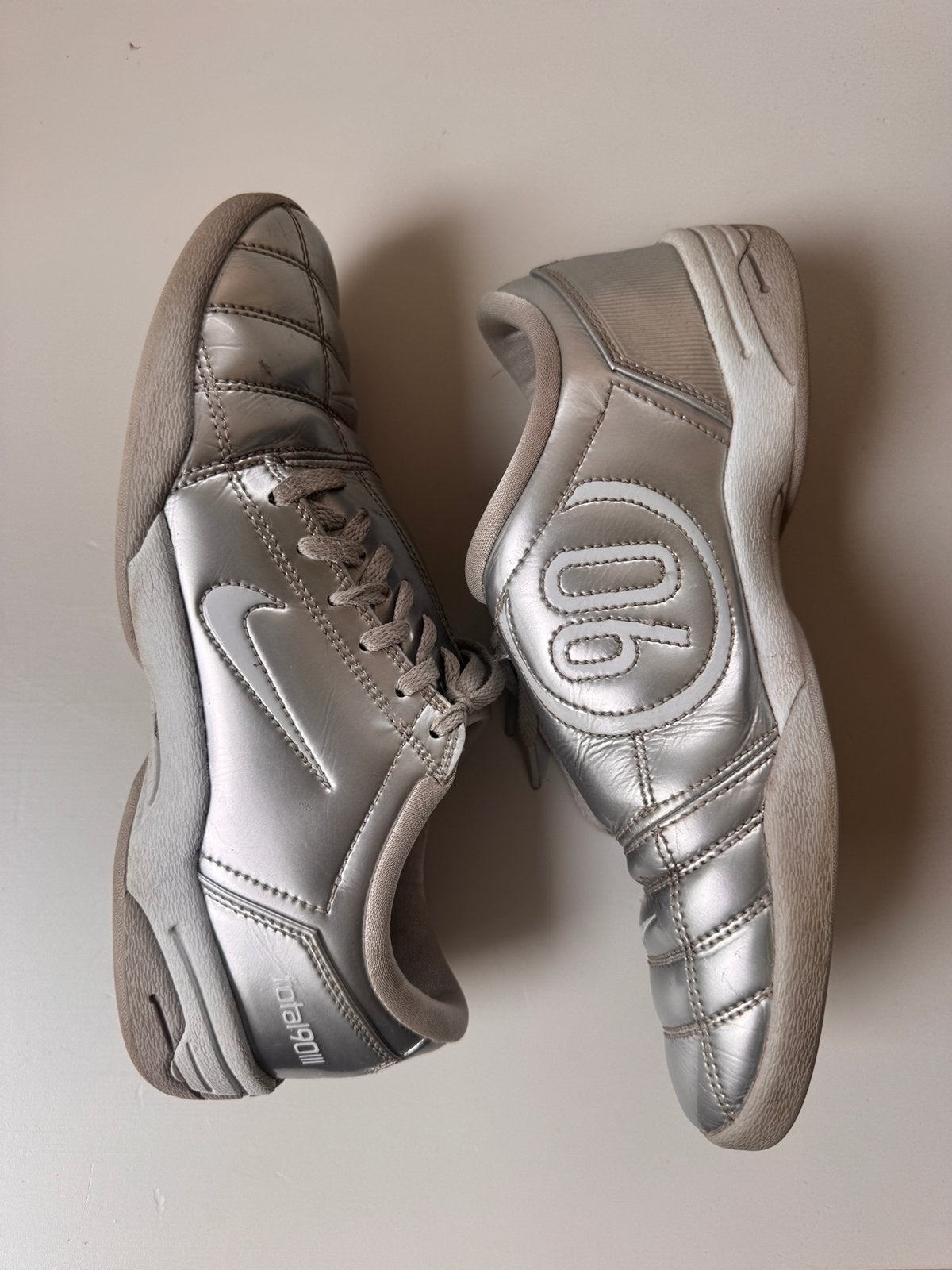 Nike T90 zaalvoetbalschoenen zilver maat 39, Verzenden, Gedragen, Grijs, Sportschoenen
