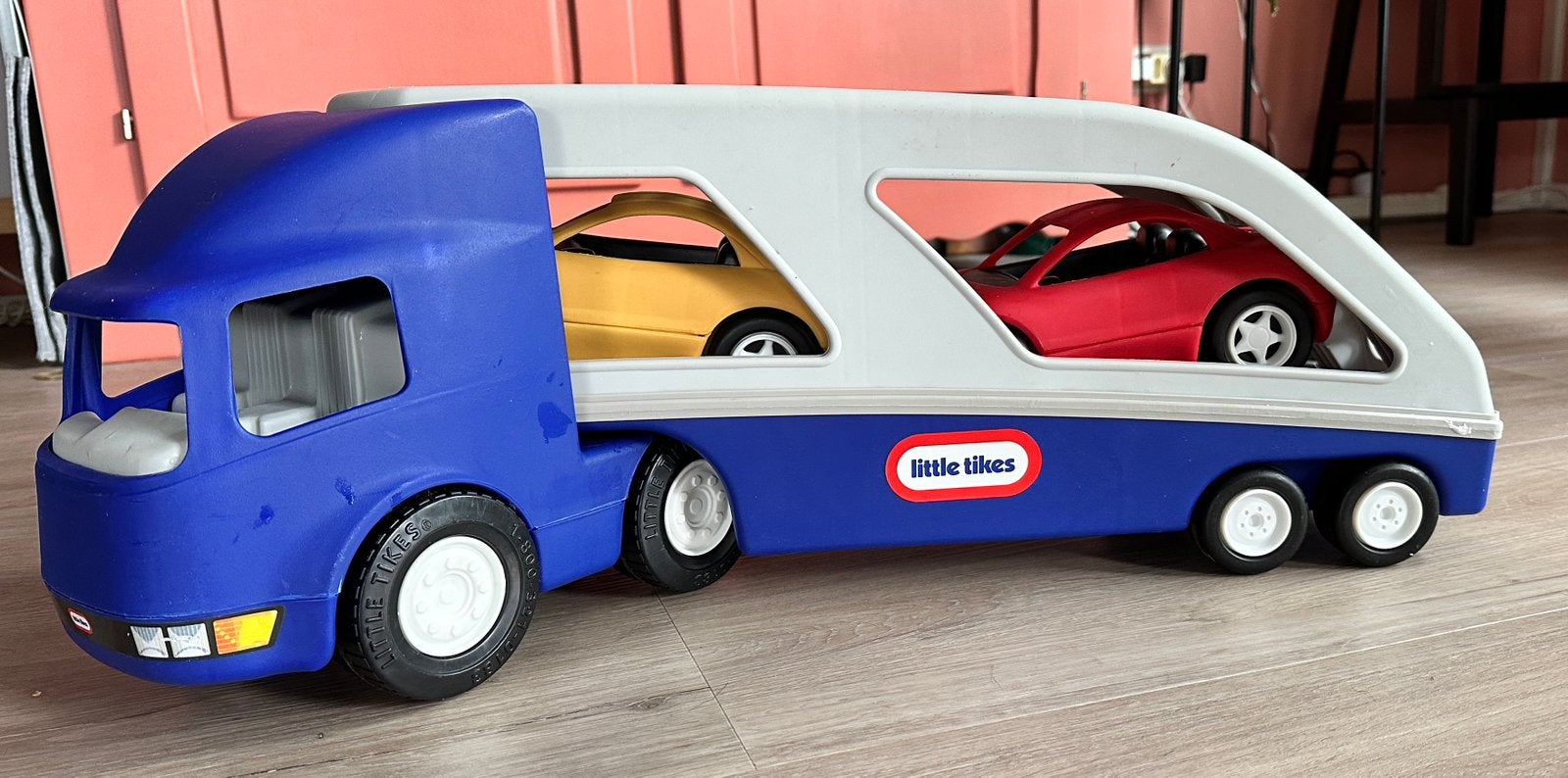 Little Tikes autotransporter met 2 auto's, Ophalen, Zo goed als nieuw