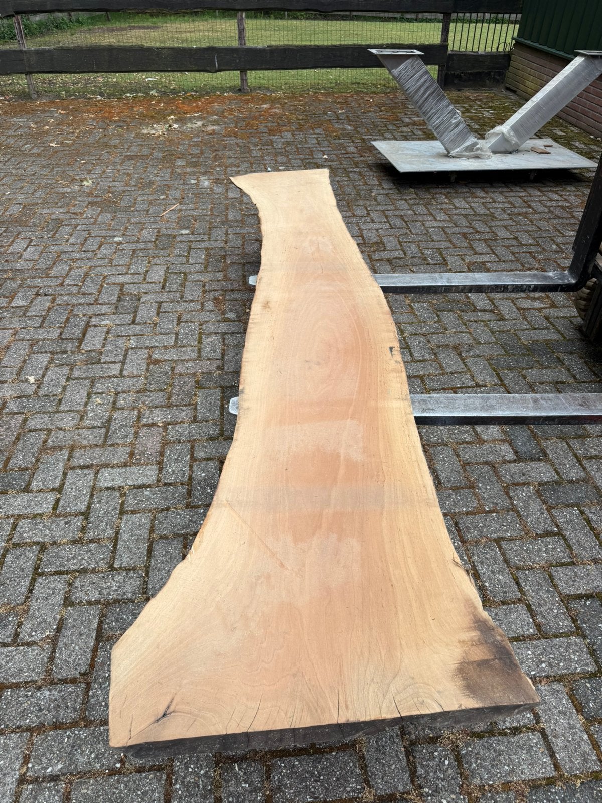 Massief Notenhouten Boomstamblad – 280 x 55/40/70 x 6 cm, Huis en Inrichting, Tafels | Eettafels, Ophalen, Zo goed als nieuw, Rechthoekig