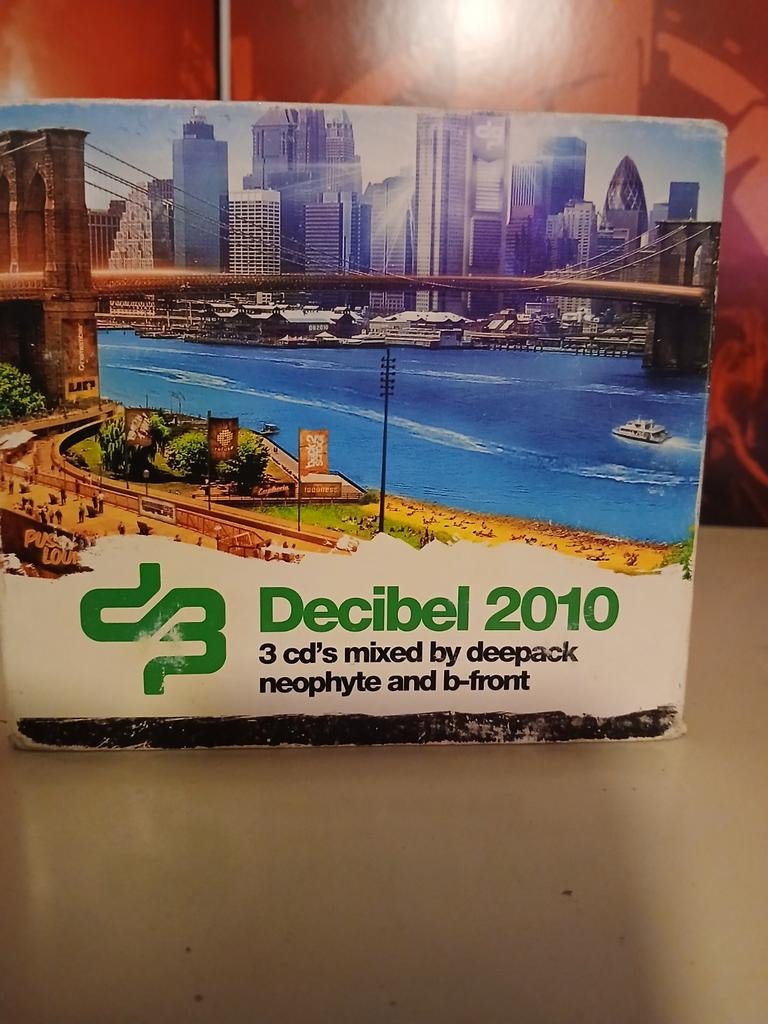 Decibel 2010, Ophalen of Verzenden, Zo goed als nieuw