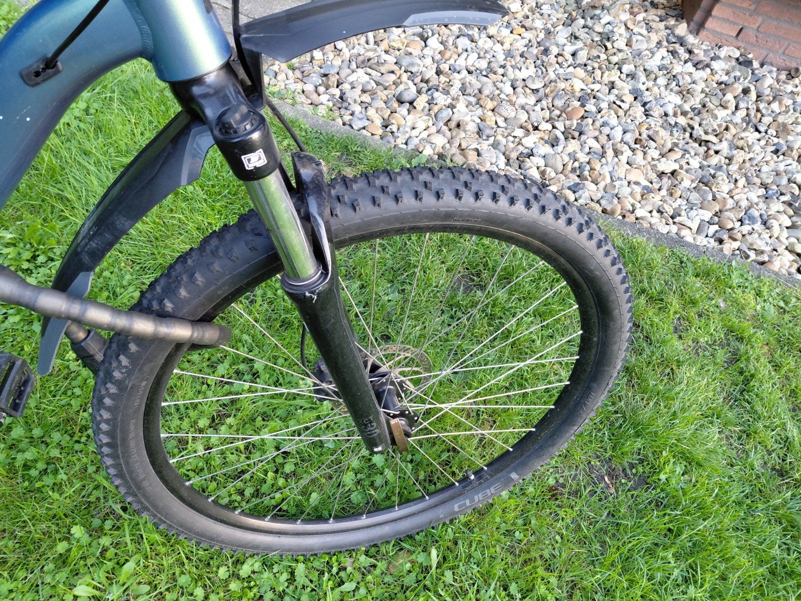 Foto 4 van mountainbike met 2 sloten ringslot en oprolslot met houder