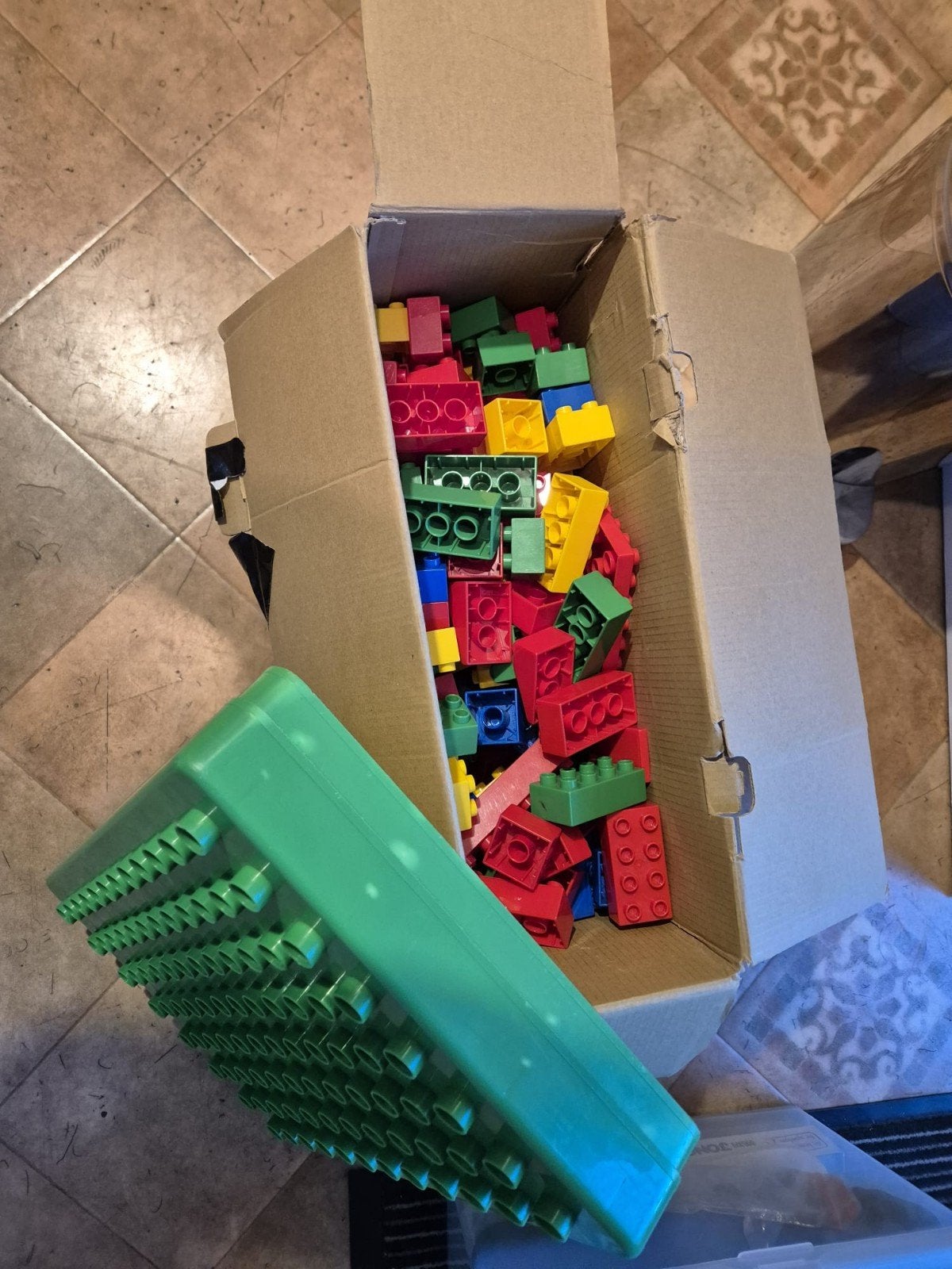 Grote doos met diverse nep Duplo blokken en grondplaat, Ophalen of Verzenden, Gebruikt, Losse stenen, Duplo