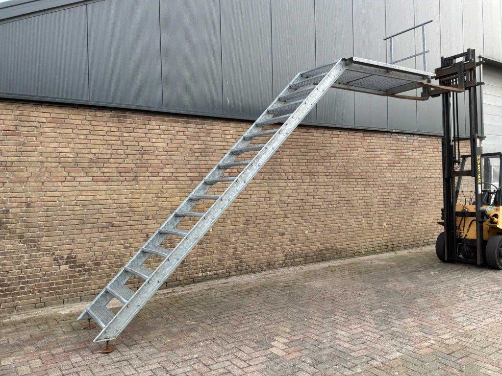 Stalen verzinkte bordestrap/metalen trap 3.25M vloerhoogte, Ophalen, Gebruikt, Trap, 2 tot 4 meter
