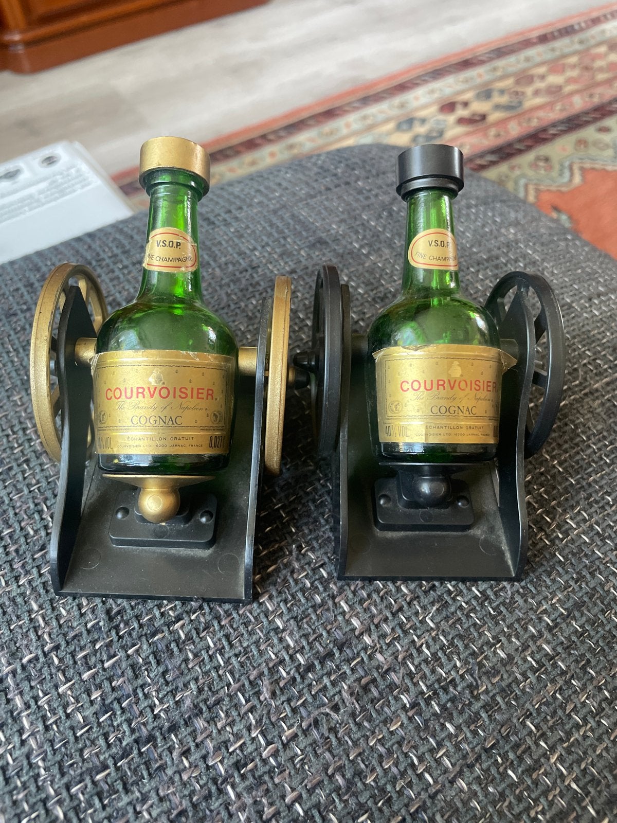 Courvoisier Cognac Miniatuur Flessen op Kanonnen (2 stuks), Ophalen of Verzenden