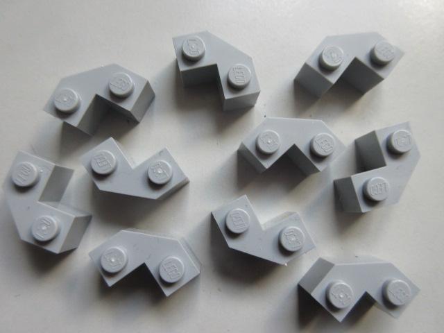 nr. 8044, 10 Lichtgrijze hoekstenen, facetstenen 2x2, Ophalen of Verzenden, Zo goed als nieuw, Complete set, Lego