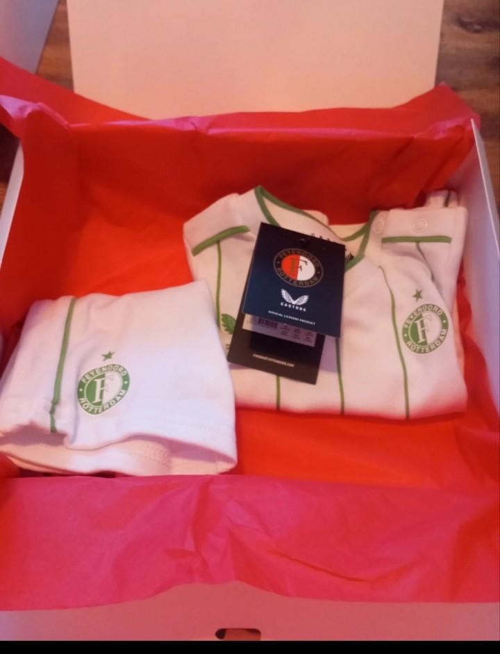 Feyenoord babypakje 1-3 mnd nu voor €15 laatste, Ophalen of Verzenden, Nieuw, Papier, Kaart of Schrift