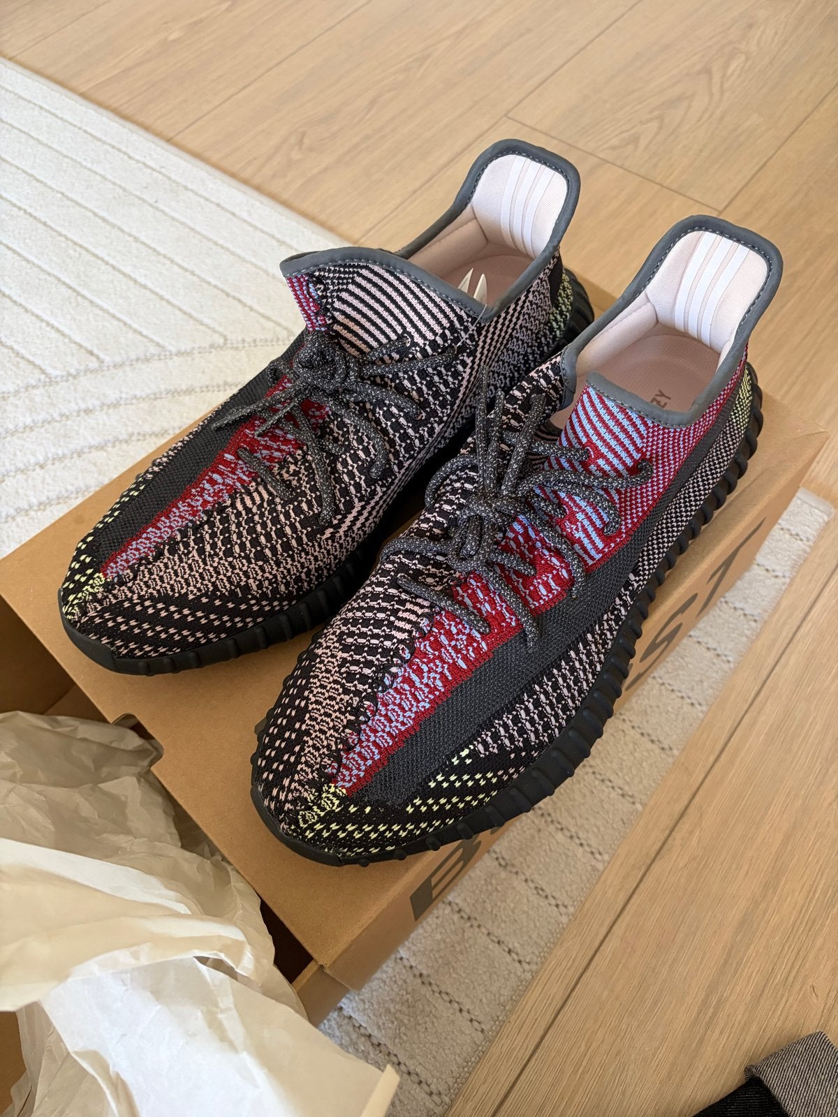 Yeezy Boost 350 V2 Yecheil - Nieuw (Maat 48 / US13.5), Kleding | Heren, Schoenen, Ophalen of Verzenden, Nieuw, Overige kleuren
