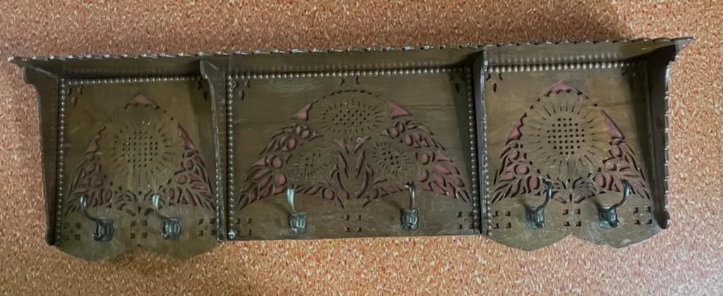 Antieke houten wandkapstok met snijwerk (arts and crafts), Huis en Inrichting, Wandkapstok, Gebruikt, Ophalen of Verzenden, Minder dan 100 cm