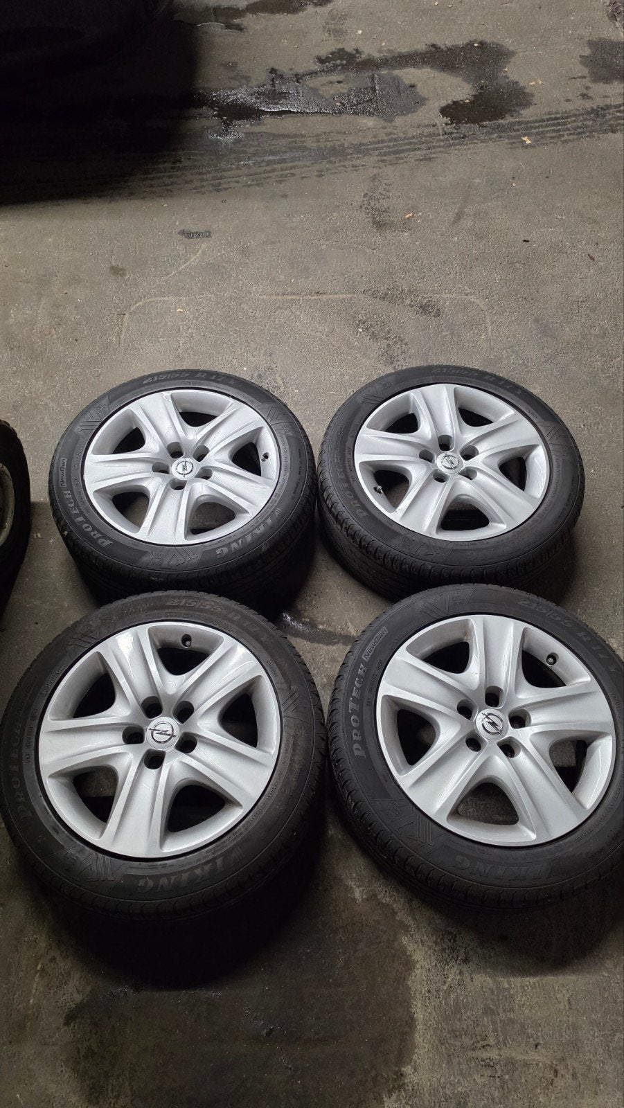 Opel Insignia 17 inch wielset 215/55 R17 + wieldoppen, Auto-onderdelen, Ophalen, 215 mm, Velg(en), 17 inch