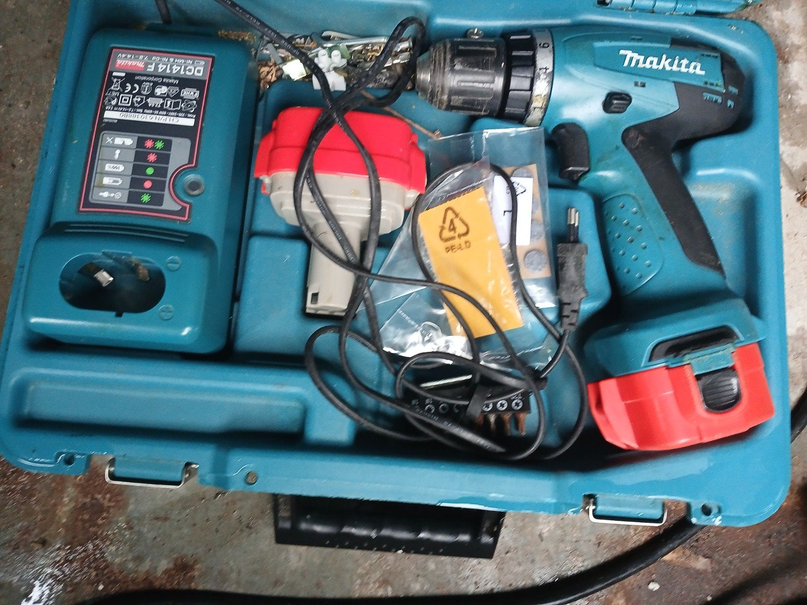 Makita Boor- en Schroefmachine met Accu en Lader, Ophalen, Gebruikt, Variabele snelheid, Boor- en Schroefmachine