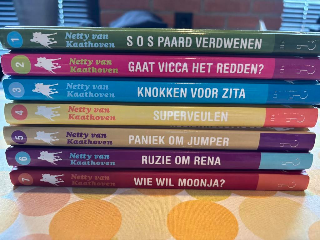 Serie leesboeken De Paardenmeiden - Netty van Kaathoven, Ophalen of Verzenden, Gelezen, Nederland