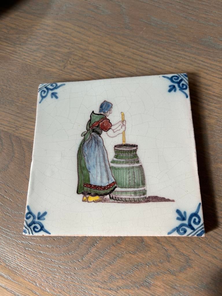 Vintage Delfts Blauw Tegel: Vrouw met Karn, Antiek en Kunst, Ophalen of Verzenden