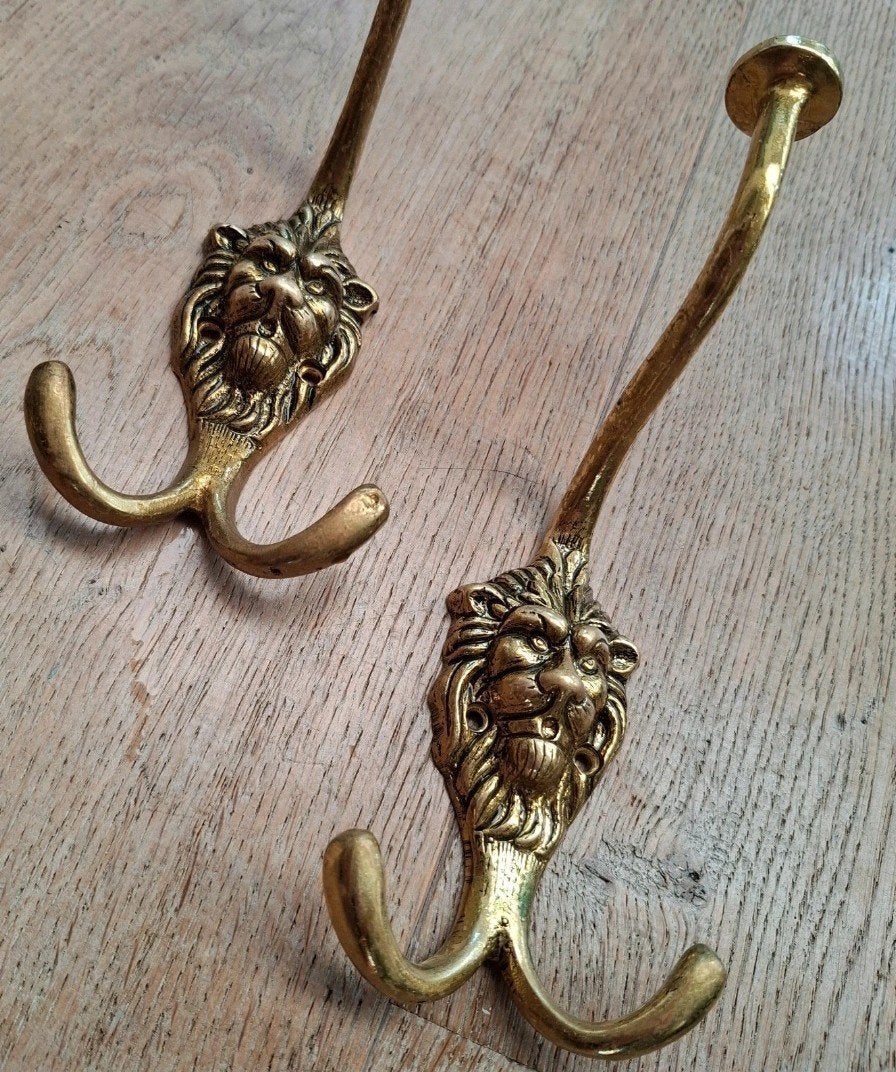 2 Vintage Messing Wandhaken met Leeuwenkop Design, Ophalen of Verzenden, Gebruikt, Metaal, Wandhaken