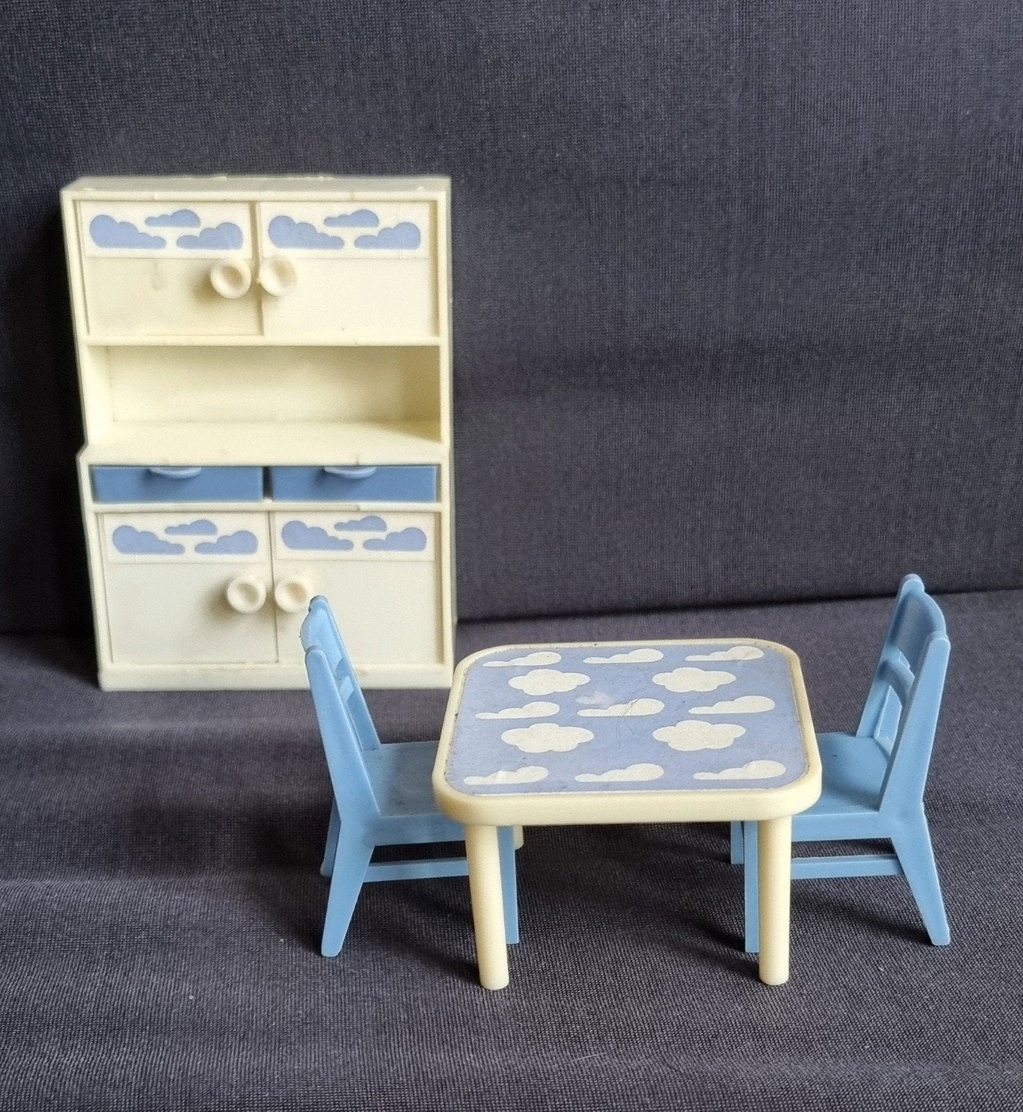 Jean Höfler Miniatuur Meubels: Kast, Tafel en Stoelen, Ophalen of Verzenden, Zo goed als nieuw, Poppenhuis