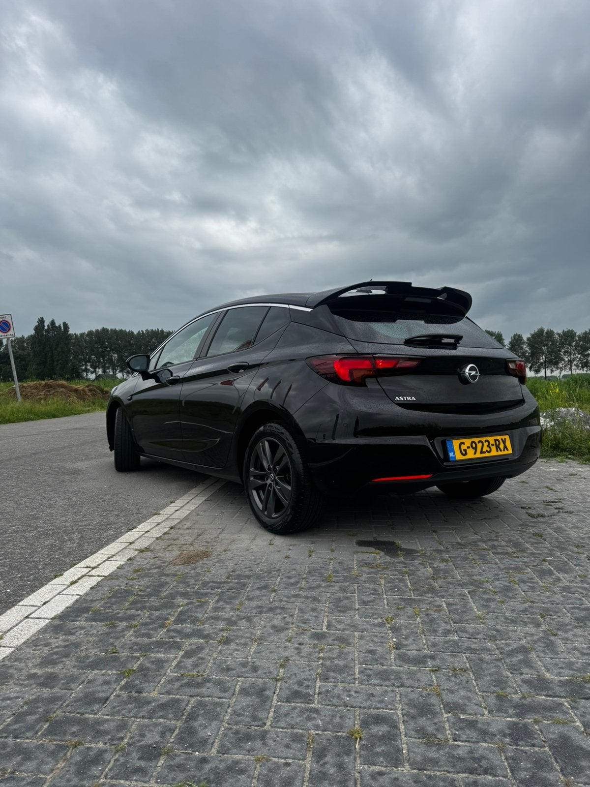 Opel Astra 1.0 Turbo 120 jaar edition 2019 Zwart 138xxx KM, Auto's, Voorwielaandrijving, Lichtsensor, 4 cilinders, 610 kg