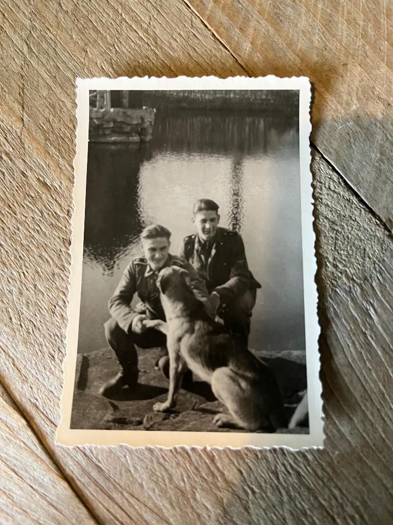 Foto SS’ers met Herdershond Pulli van Fritz Witt, Verzamelen, Militaria | Tweede Wereldoorlog, Ophalen of Verzenden, Landmacht