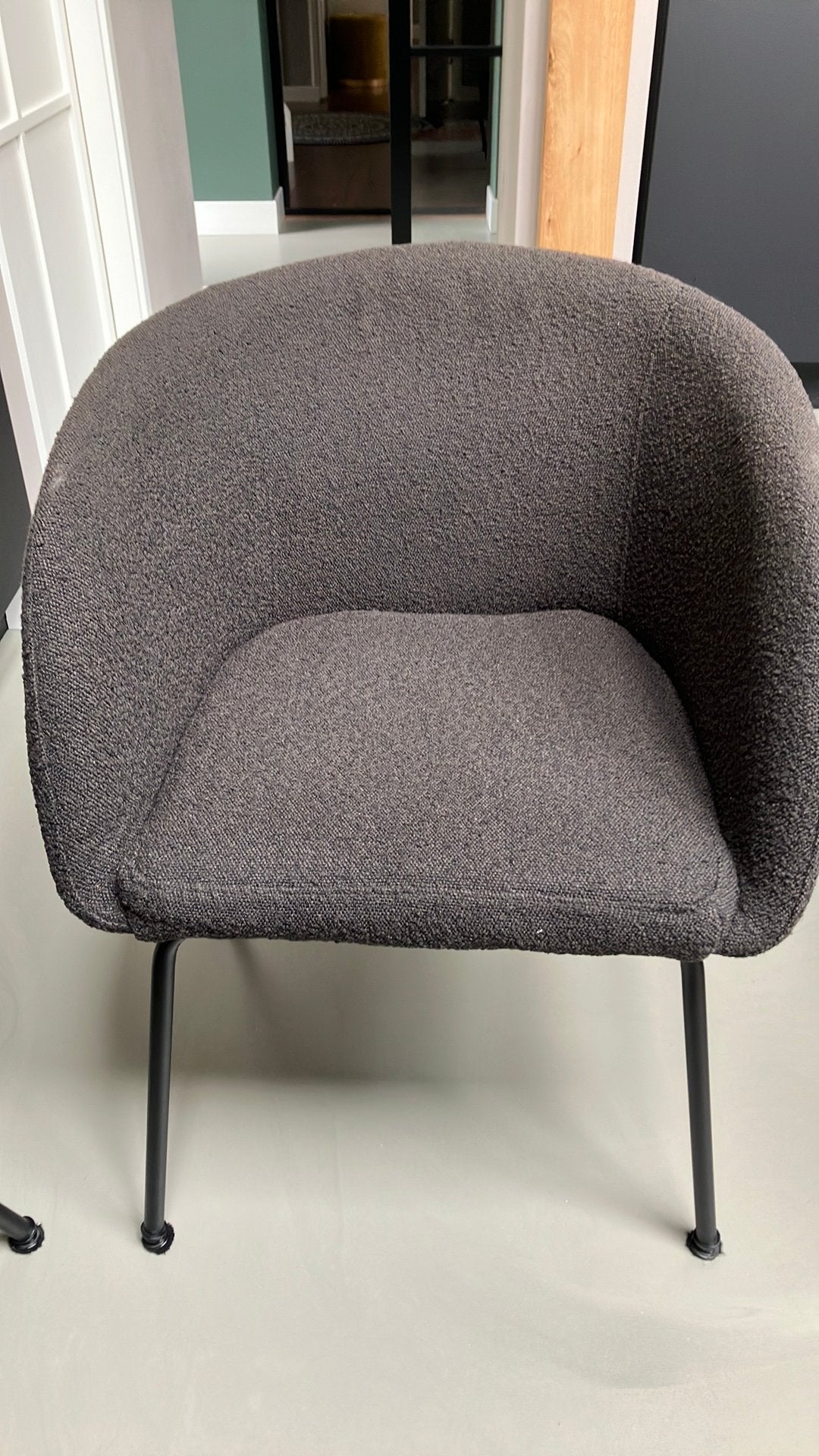 Moderne donkergrijze fauteuil met metalen poten, Ophalen, Drie, Zo goed als nieuw, Stof