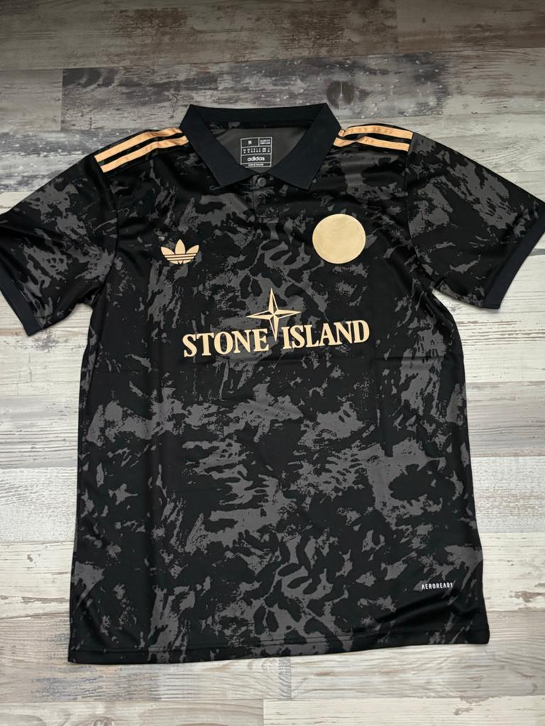 Ajax x Stone Island Voetbalshirt Zwart/Goud - Maat M, Sport en Fitness, Voetbal, Maat M, Ophalen of Verzenden, Zo goed als nieuw